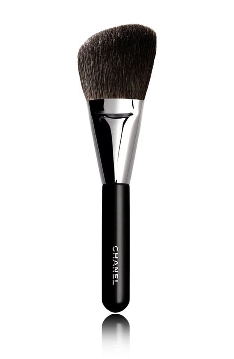 chanel pinceau poudre biseauté angled powder brush 2|les pinceaux de chanel.